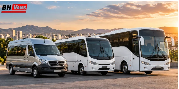 Van, micro-ônibus e ônibus da BH Vans lado a lado, opções de transporte para eventos em Belo Horizonte